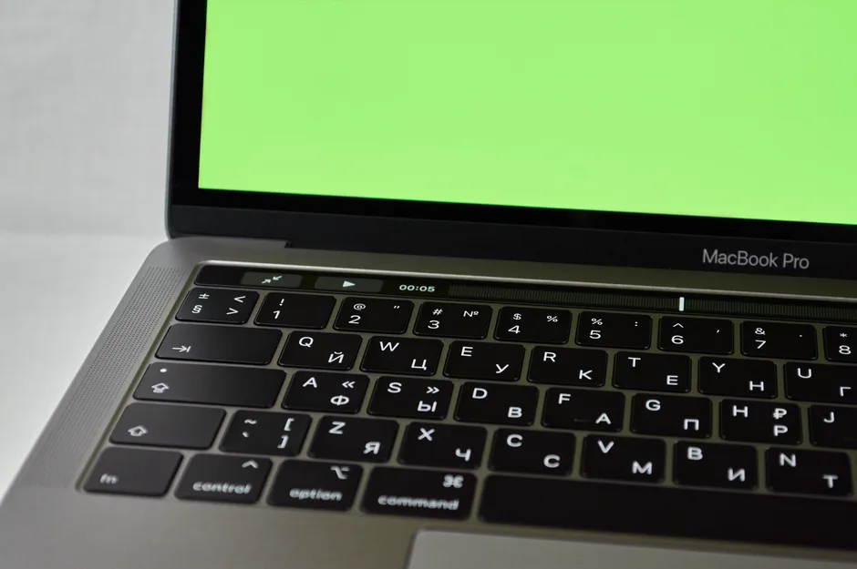 Apple MacBook Pro 41,05cm (16") űrfekete 1 Russian keyboard MacBook Pro with a green screen. Modern electronic device.