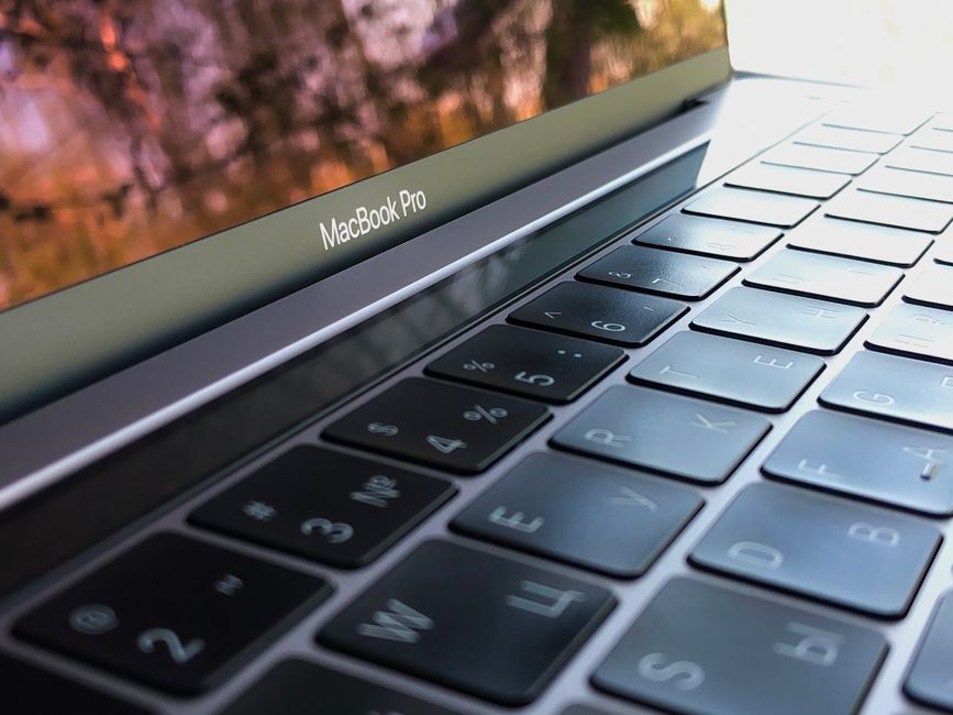 Apple MacBook Pro 41,05cm (16") ezüst 1 A detailed close-up of a MacBook Pro keyboard, highlighting keys and reflection.