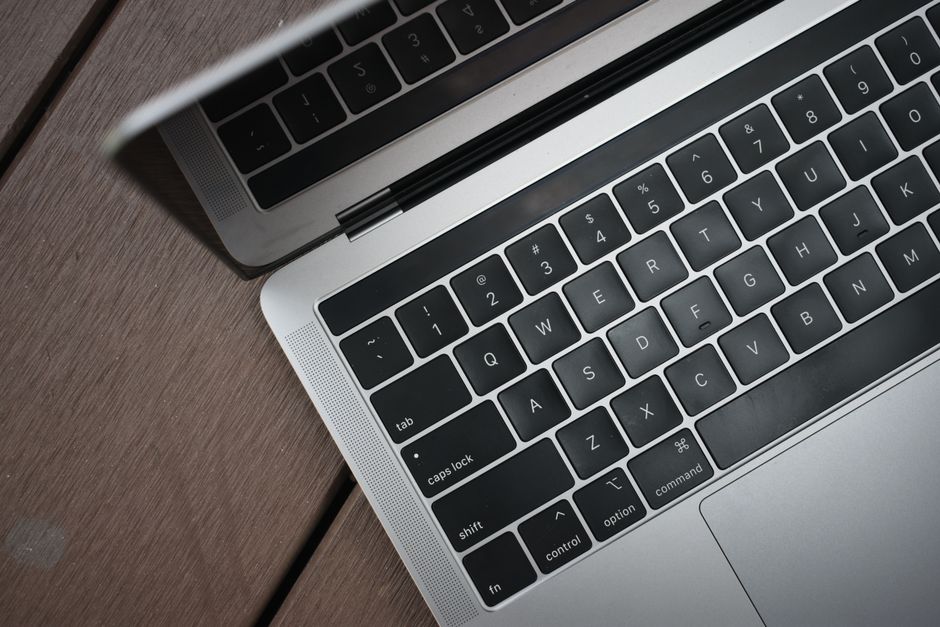 Apple MacBook Pro 35,97cm (14,2") ezüst 1 A detailed view of a modern laptop keyboard, highlighting technology and portability.