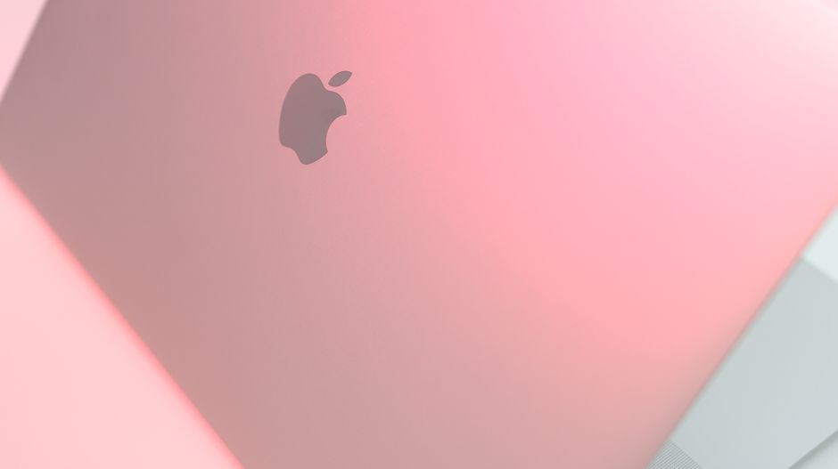 Apple MacBook Pro 41,05cm (16") ezüst 1 Minimalist close-up of a sleek laptop with a pink hue, perfect for modern tech aesthetics.