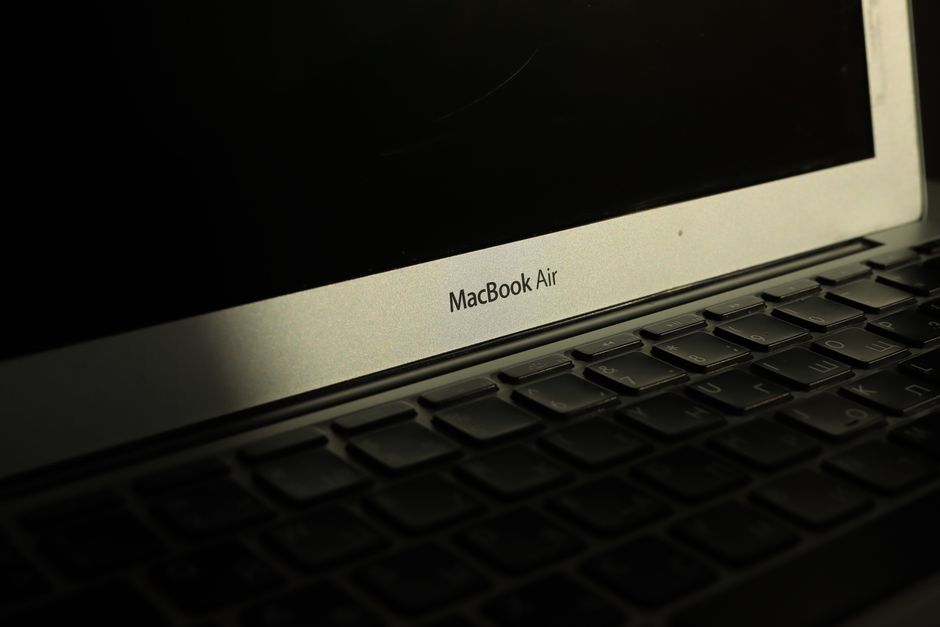 Apple MacBook Pro 41,05cm (16") ezüst 1 Close-up of a sunlit MacBook Air laptop showcasing its keyboard and screen with shadow effects.