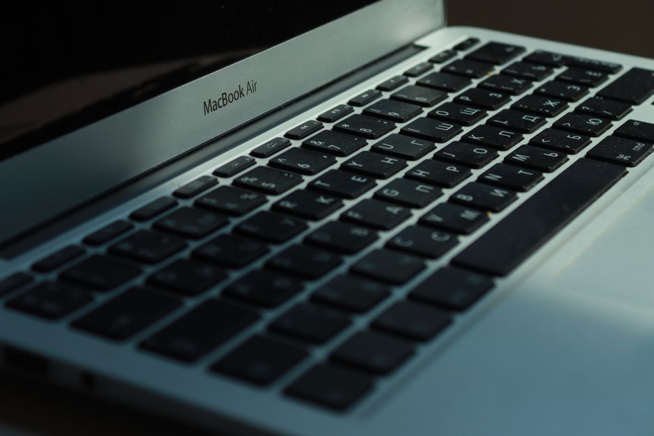 Apple MacBook Pro 41,05cm (16") űrfekete CTO 1 Close-up view of a MacBook Air keyboard with Cyrillic characters, photographed indoors in Jönköping, Sweden.