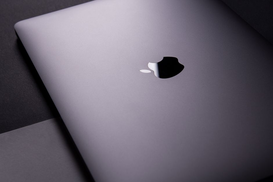 Apple MacBook Pro 35,97cm (14,2") ezüst CTO 1 Close-up of a sleek, modern laptop featuring a minimalist design on a dark surface.