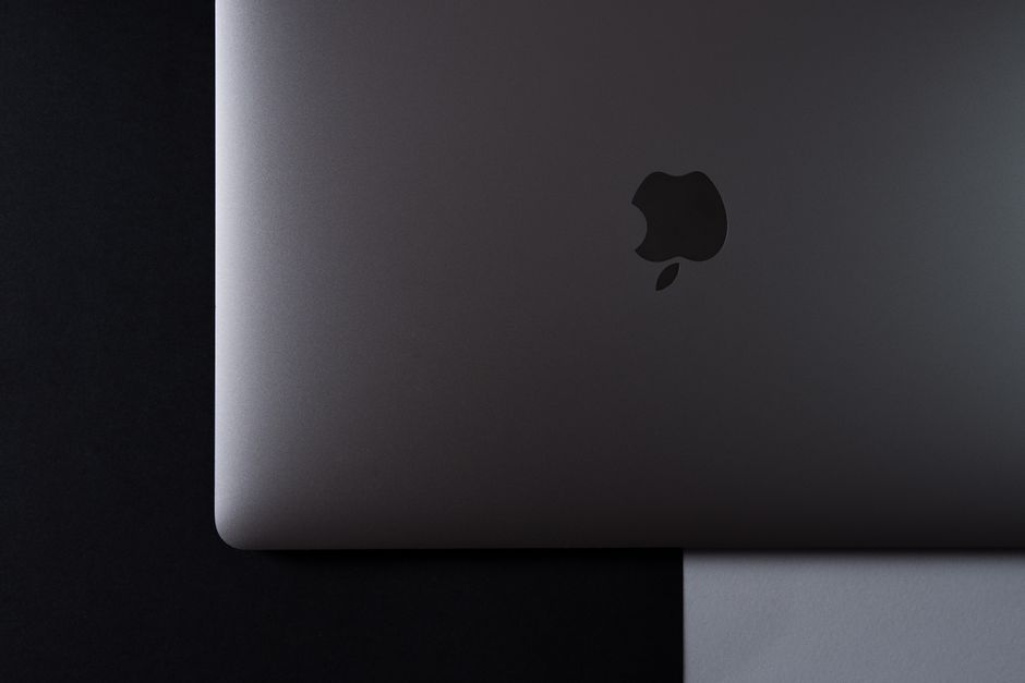Apple MacBook Pro 35,97cm (14,2") ezüst CTO 1 A minimalist top-down view of a laptop set against a black and white background.