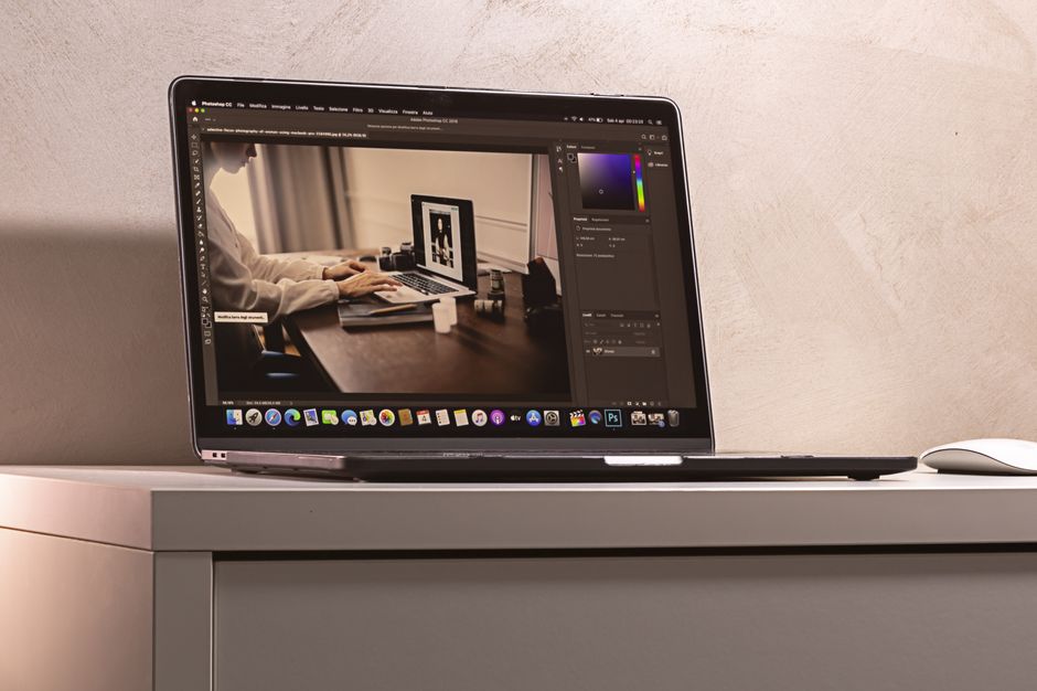 Apple MacBook Pro 35,97cm (14,2") űrfekete CTO 1 A laptop displaying a photo editing software interface on a clean, modern desk setup.