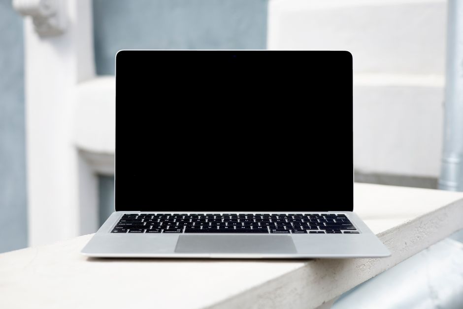 Apple MacBook Pro 35,97cm (14,2") űrszürke CTO 1 A sleek laptop with a blank screen on a white surface, perfect for digital mockups.